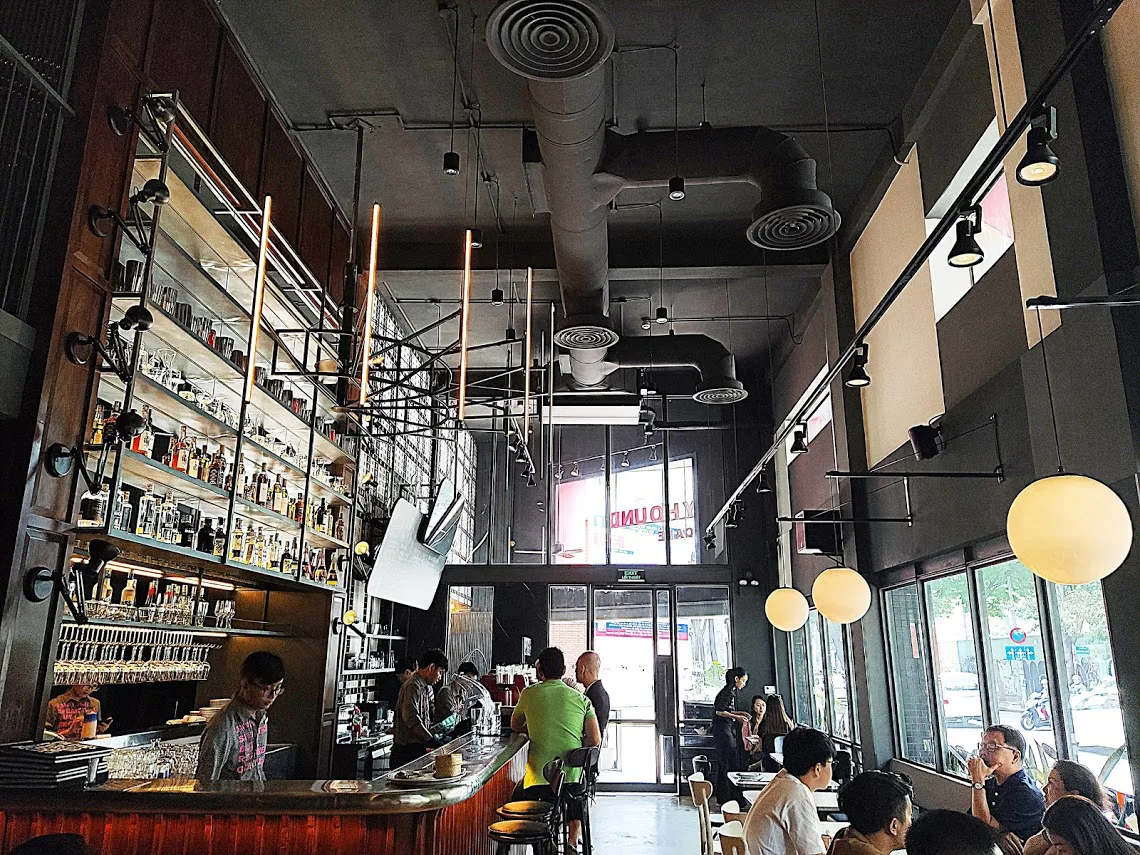 GREYHOUND CAFE ホーチミン