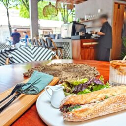 Au Patio Cafe Bistro サスティナブルな取り組みも ホーチミン日本人街のロハスカフェ ベトナムリアルガイド