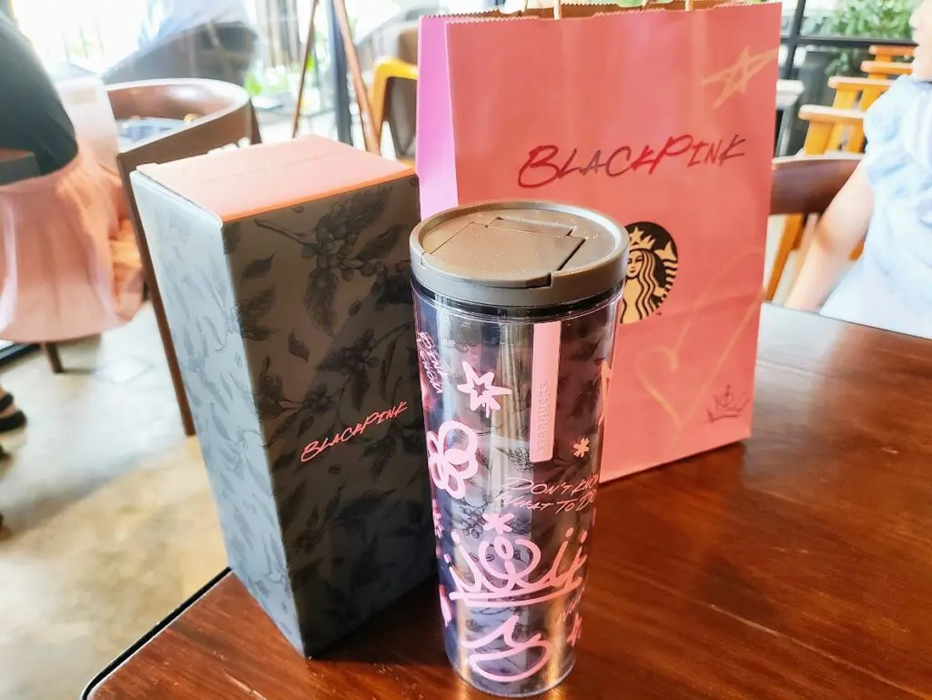 BLACK PINK×スタバコラボ2023】期間限定！ ブラックピンクフラペチーノ
