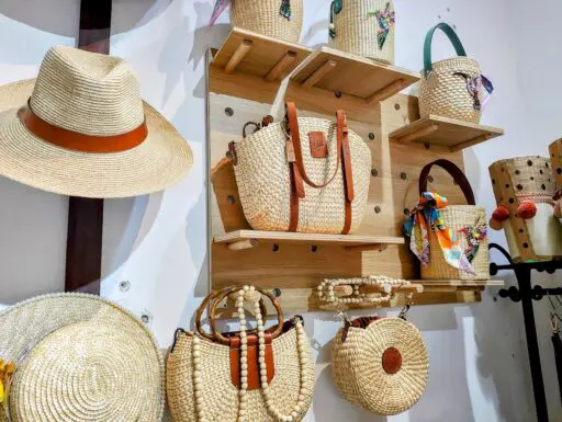 ブラウン かごバッグ 天然素材 編み込み ベトナム製 楽天市場】かごバッグ 編みかご スクエア型 かごバッグ ハンドバッグ 巾着付き カゴバッグ  レディース 籐 ラタン バック アジアン ラタン バスケット 大人 バッグ おしゃれ カゴバック浴衣 北欧 花火大会 ビーチ 海辺 ... 匿名配送　ブラウン かごバッグ 天然素材 編み込み　ベトナム製